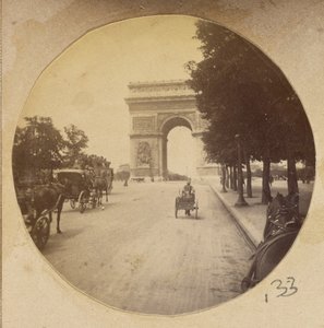 [Vy över Triumfbågen, Paris, Frankrike, med vagnar på gatan] av Unknown artist