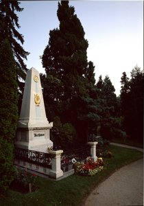 Utsikt över den tyske kompositören Ludwig van Beethovens (1770 - 1827) grav på centralkyrkogården i Wien (Zentralfriedhof), Österrike av Unknown artist
