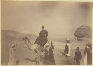 [Kvinna som rider på en kamel] av Unknown artist