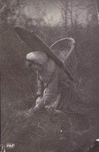 [Kvinna med korg på ryggen] av Unknown artist