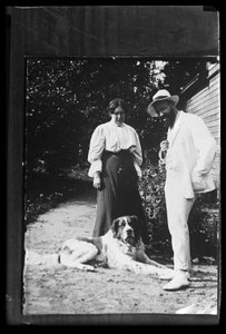 Hugo Simberg med sin syster Blenda och hunden Sarto