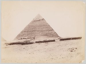 19:e husarer bildades framför en pyramid i Giza, Egypten, cirka 1882 av Unknown