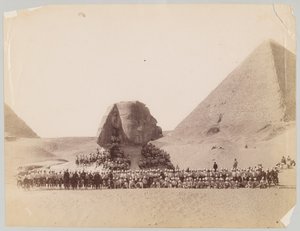 42:a Highlanders framför sfinxen i Giza, Egypten av Unknown photographer