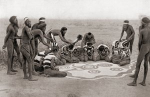 En totemisk ceremoni av Warramunga-stammen, Australien av Unknown photographer