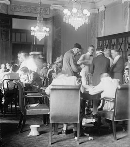 Ett lotteri under första världskriget. av Unknown photographer