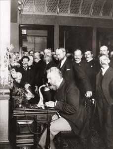 Alexandre Graham Bell (1847-1922) vid invigningen av långdistanslinjen från New York till Chicago, 18 oktober av Unknown photographer