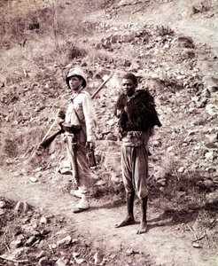 En italiensk soldat och en abessinisk fånge på vägen till Ghinda. av Unknown photographer