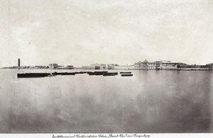 Båtar mitt i havet med en del av staden Alexandria i bakgrunden, i Egypten av Unknown photographer