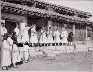 Bågskyttar i det gamla palatset i Seoul, Korea, slutet av 1800-talet av Unknown photographer