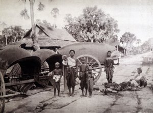 Kambodjaner på Angkor Vat Road av Unknown photographer