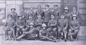 Överste Owen, major Boole-Smith och de andra officerarna från Dragoon Guards, från After Pretoria: The Guerilla War publicerad av Harmsworth Bros Limited av Unknown photographer