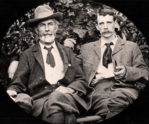 Edward Carpenter och hans partner George Merrill, ca 1900 (svartvitt foto) av Unknown photographer