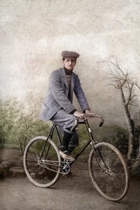 Fernand Ochse på cykel, Frankrike, ca 1920 (foto) av Unknown photographer