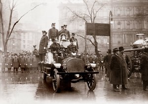 Brandkårer utrustade med nya brandpumpar och fordon, New York 1913. Fotografering. av Unknown photographer