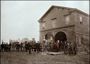Brandkåren poserar framför barackerna, Alexandria. Virginia, USA. 1863. Fotografi av Unknown photographer