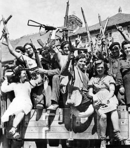 Franska prickskyttar från partisanerna befriar en by i Normandie, juni-juli 1944 (svartvitt foto) av Unknown photographer