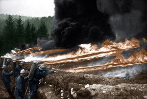 Franska soldater använder eldkastare från skyttegravarna, Chemin des Dames av Unknown photographer