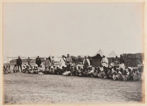 Group of Natives, Ordnance Store, Suakin, 1884 cirka av Unknown