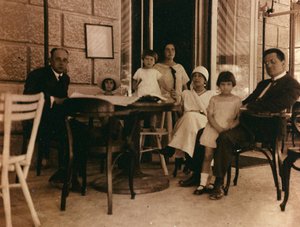 Grupp av människor fotograferade på ett kafé i Pula av Unknown photographer