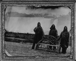 Gruppporträtt vid Niagarafallen, ca 1855 (heltallrik ambrotye) av Unknown photographer