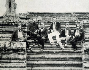 Gruppporträtt av medlemmar av Mekong Exploration Expedition 1866-1868 (Garnier, Doudart de Lagrée) på trappan till Angkor Vat. av Unknown photographer