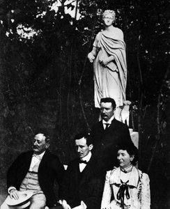 Guglielmo Marconi (1874-1937), italiensk fysiker och uppfinnare med sina föräldrar och bror Alfonso i Pontecchio 1897. av Unknown photographer
