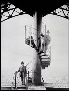 Gustave Eiffel och hans svärson Adolphe Salles på trappan till Eiffeltornet, Paris