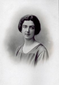 Halvporträtt av prinsessan Jolanda av Savojen, leende på sin bröllopsdag av Unknown photographer