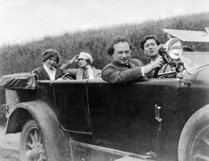 Helene Berg, Alma Mahler, Franz Werfel och Alban Berg fotograferade i bil av Unknown photographer