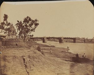 Järnbro med stenpirer, med civila i förgrunden, Gumti River, Lucknow av Unknown photographer