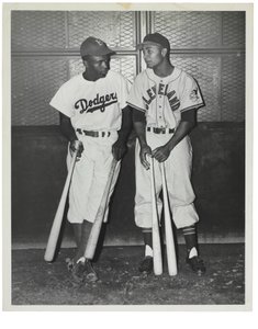 Jackie Robinson och Larry Doby, ca 1947 (fotografi (s/v) av Unknown photographer