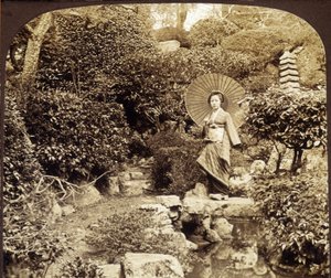 Japanskt kimonoparaply i en trädgård - fotografi, sent 1800-tal av Unknown photographer