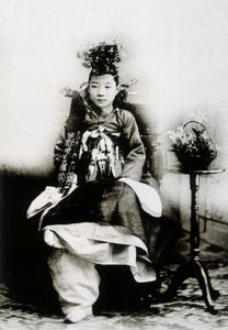 Koreansk kvinna i traditionell bröllopsklänning av Unknown photographer
