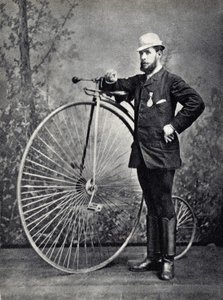 Man poserar med den stora bien (grand bi), förfadern till velocipeden. Fotografi, sent 1800-tal, Paris. Coll. Selva. av Unknown photographer