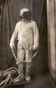 Man med dykardräkt för att skydda honom från eld av Unknown photographer