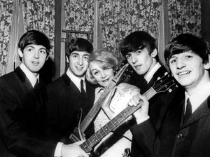 Marlene Dietrich med bandet Beatles Paul McCartney John Lennon George Harrison och Ringo Starr November 1963 av Unknown photographer