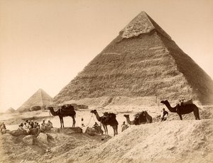 Män och kameler framför pyramiden i Chefren av Unknown photographer