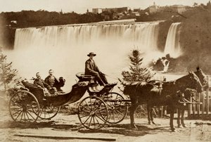 Män i en vagn som stannat nära ett vattenfall. av Unknown photographer