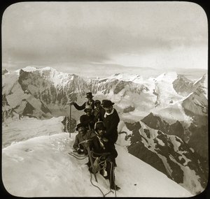 Bergsbestigning i slutet av 1800-talet eller början av 1900-talet: grupp bergsbestigare på toppen av Wetterhorn (bokstavligen "Tidens horn", 3 692 m), toppen av Wetterhornermassivet, Bernalperna, kantonen Bern, Schweiz - klättring, cordee - fotog av Unknown photographer