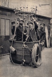 Fotografisk iscensättning med en luftballong. Fotografi, sent 1800-tal, Paris. Coll. Selva. av Unknown photographer