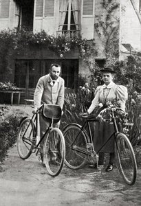 Pierre och Marie Curie i sin trädgård av Unknown photographer