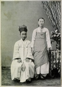 Porträtt av en Coreen-tjänsteman och hans hustru i slutet av 1800-talet. av Unknown photographer