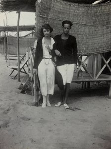 Porträtt av ett par på stranden, Versilia av Unknown photographer