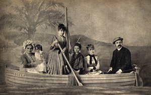 Porträtt av en familj med en fotograf, iscensatt i en båt. Fotografi, sent 1800-tal, Paris. Coll. Selva. av Unknown photographer