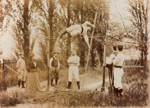 Porträtt av en man som tränar stavhopp framför några åskådare av Unknown photographer