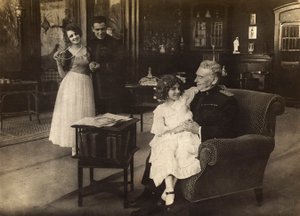 Porträtt av skådespelerskan Cecyl Tryan vid inspelningen av filmen "Spirale della morte" från 1918 av Unknown photographer