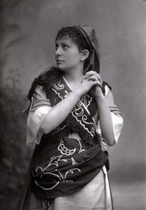 Porträtt av sopranen Elisabeth Janvier i "Le Tribut de Zamora"" av Charles Gounod 1881. av Unknown photographer