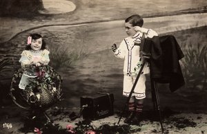 Porträtt av två barn i en fotografs studio av Unknown photographer