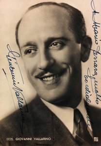 Porträtt med dedikation och autograf av den italienska sångaren Giovanni Vallarino; vykort av Unknown photographer