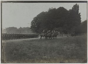 Revy den 14 juli, parad av Saint-Cyr-skolan, Paris, ca 1900 (svartvitt foto) av Unknown photographer